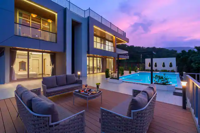 6 Bedroom Waterfront Mansion With Pool