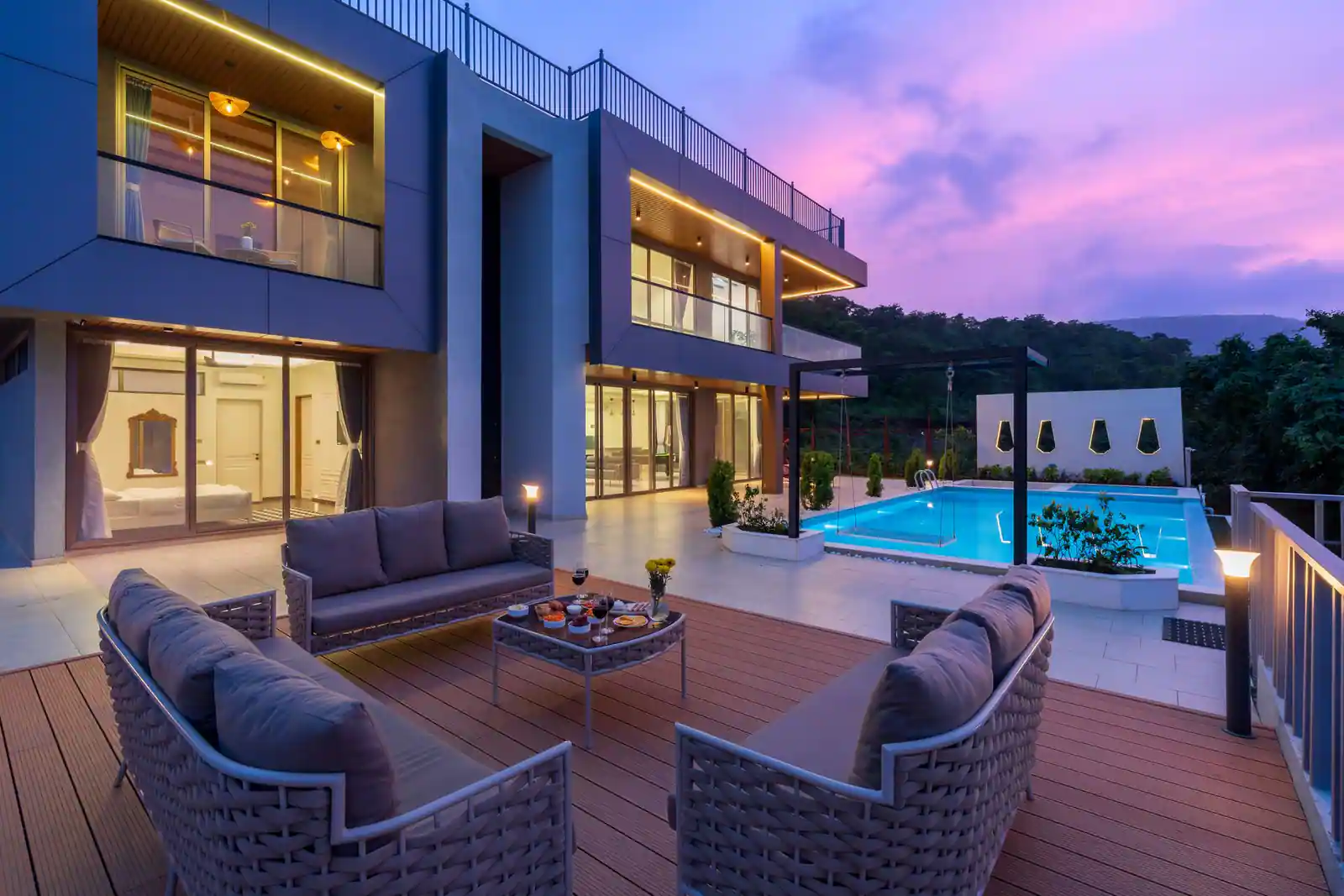 6 Bedroom Waterfront Mansion With Pool